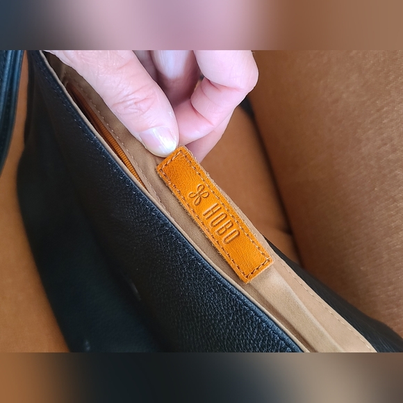 Hobo Fern Messenger Black Leather Crossbody Bag - Picture 4 of 16